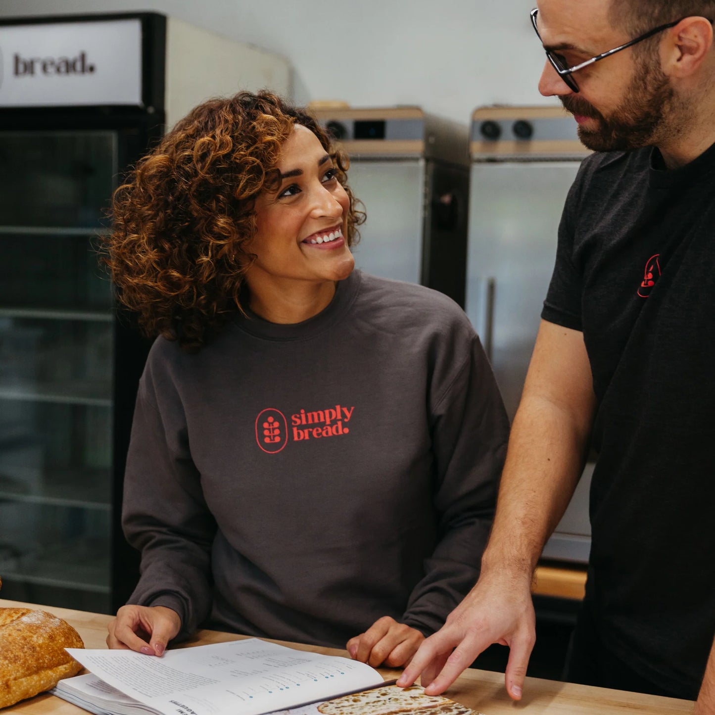 Simply Bread Crewnecks | Bakerin allekirjoitus