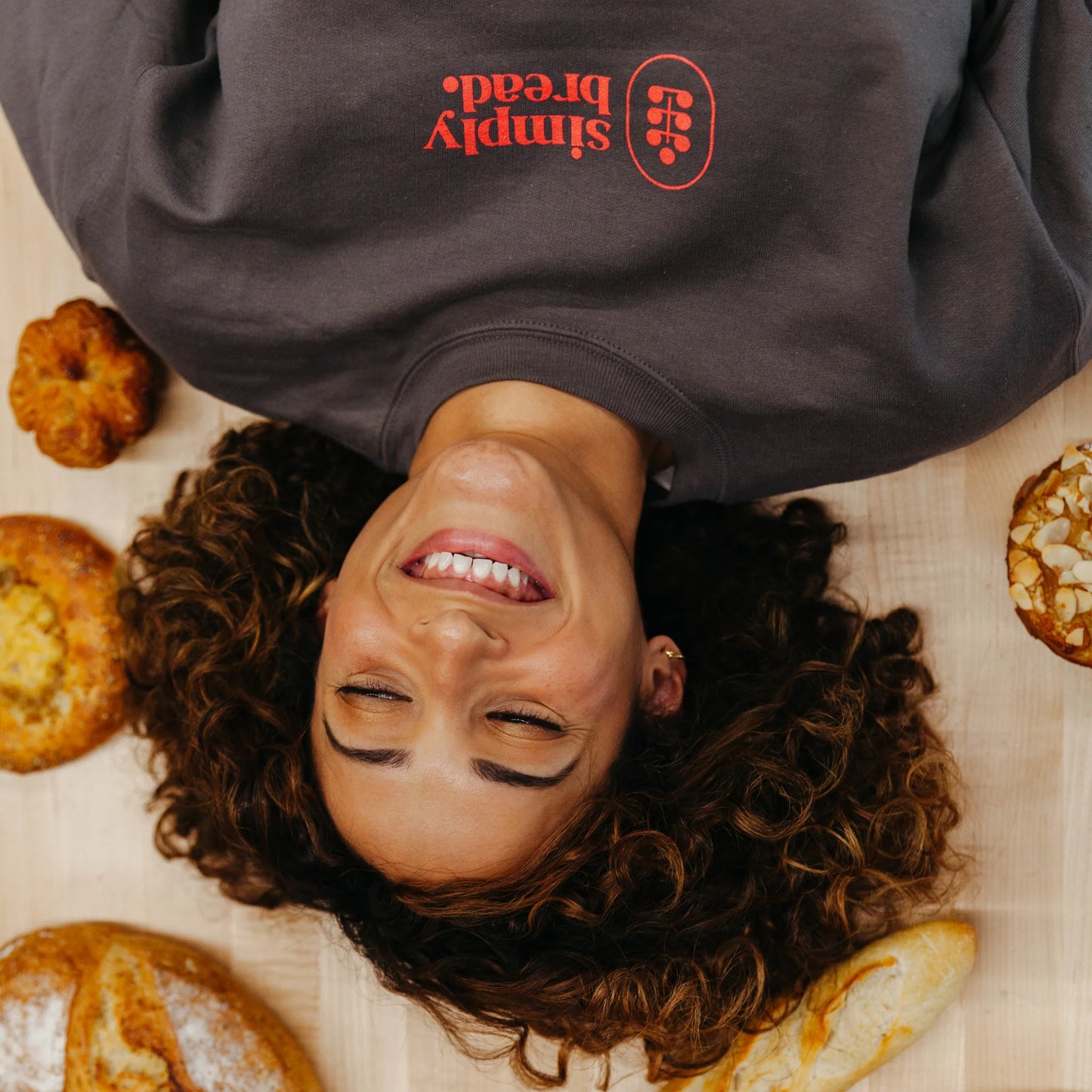 Simply Bread Crewnecks | Bakerin allekirjoitus